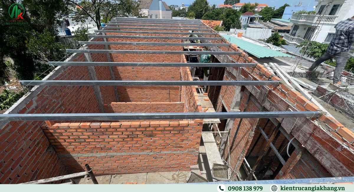 Cùng diện tích, nhưng số tầng, loại móng, loại mái,... khác nhau sẽ dẫn đến giá xây dựng khác nhau