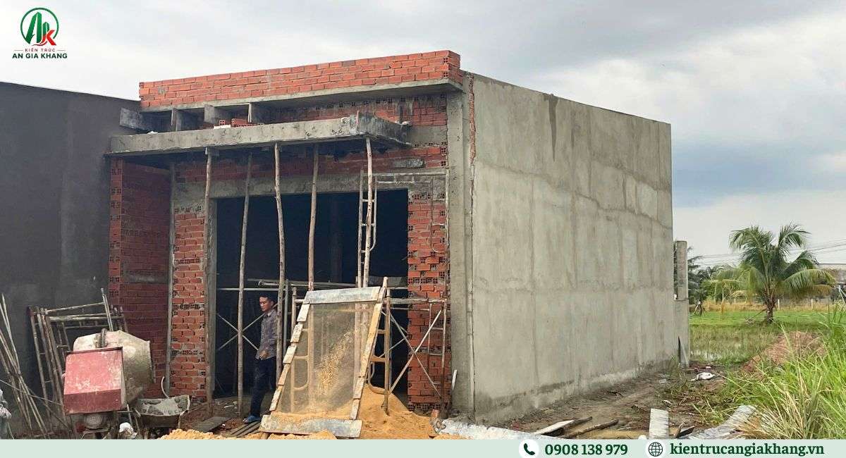 Chi phí phần thô chiếm bao nhiêu phần trăm tổng ngân sách?